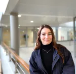Julie Meunier sur la coursive du campus Paris-Saclay de l'ENSTA